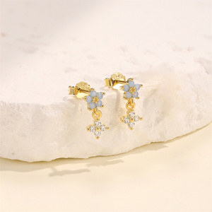 Pendentif simple en argent sterling S925 en forme de fleur à cinq pétales avec opale bleue à fond pointu et boucles d'oreilles en forme de fleur à quatre pétales - Product Image 2