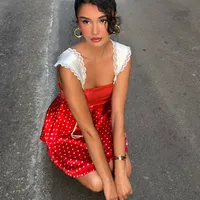 Robe trapèze rouge en satin à pois avec bretelles en dentelle et dos nu pour événements estivaux – Service OEM/ODM en gros