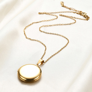 Collier médaillon rond doré 27 mm en acier inoxydable, pendentif ouvrable pour usage quotidien - Product Image 3