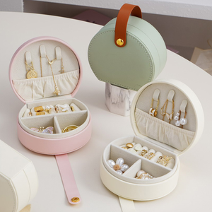 Astuccio Portagioie Vintage a Mezza Luna in Pelle con Cerniera Rosa, Bianco, Verde per Casa e Viaggi - Product Image 1