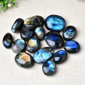 Pierre de Labradorite naturelle de forme ovale polie à la main pour la guérison spirituelle, vente en gros, pour une décoration intérieure unique et des cadeaux de vacances - Product Image 4