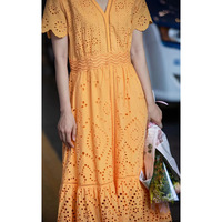Robe midi élégante pour femme, best-seller, en tissu naturel doux, brodée d'œillets orange, avec col en V et manches volantées
