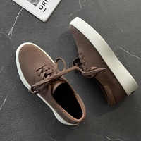 Nouvelles baskets de luxe légères pour hommes, en caoutchouc pur, à bas prix, en faux daim, tendance, à lacets, pour jeunes, en promotion