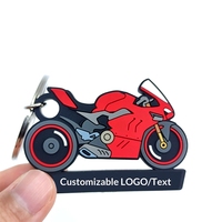 Porte-clés en PVC souple double face, mini moto de dessin animé, pendentif casque, cadeau personnalisé de Chine
