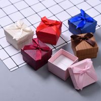 Boîte à bijoux en papier carton personnalisée Coffrets cadeaux avec revêtement éponge UV Avantage Noeud de Noël pour colliers montres Base de couvercle personnalisée