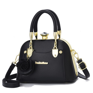 Sacs à main pour femmes en cuir PU brillant de haute qualité, à bandoulière, avec pendentif fleur, vente en gros - Product Image 6