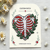 Anatomie Squelette en forme de cœur avec appliques de feuilles Insigne d'habillement personnalisé Fer à repasser à coudre sur broderie Écusson brodé personnalisé