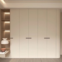Armoire de chambre à coucher moderne blanche personnalisée avec éclairage LED intégré et une combinaison d'étagères ouvertes et de compartiments de rangement