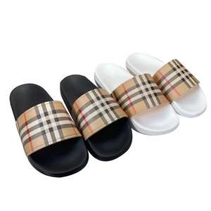 Sandales de créateur tendance en promotion – Sandales de plage noires de luxe pour l'été – Vente en gros usine acceptée – Chaussons décontractés antidérapants pour l'extérieur - Product Image 1