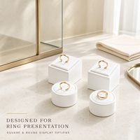 Présentoir carré blanc pour bagues - Cube de présentation incliné en velours pour bijouterie et comptoir de vente au détail