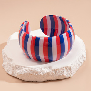 Pulsera Ancha Abierta de Acrílico con Rayas Geométricas de Moda - Accesorio Exagerado de Alta Gama, Único y de Nicho, Marca HR, Unisex - Product Image 3