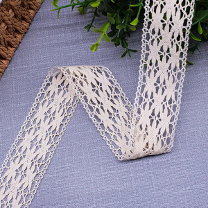 Bordo Decorativo in Pizzo all'<span class=keywords><strong>Uncinetto</strong></span> da 3,5 cm, 100% Cotone Ecologico con Motivo Floreale per Abiti, Scarpe e Gonne - Product Image 3