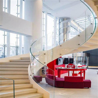 Escalier intérieur moderne courbé avec garde-corps en verre et marches en bois pour villa, maison duplex, hôtel