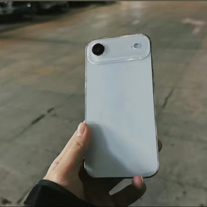 Indispensable pour les voyages de vacances, les déplacements professionnels et les explorations en plein air : 17 Air avec support CDMA, prise en charge 5G, étanche, charge sans fil - Product Image 1