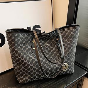 กระเป๋าโท้ทลายโมโนแกรมกระเป๋าสะพายไหล่ความจุขนาดใหญ่สำหรับผู้หญิงกระเป๋าสั่งทำโลโก้โรงงาน OEM กระเป๋าผู้หญิงสุดหรู - Product Image 5