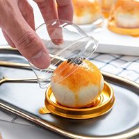 QCAda 100 petites boîtes cadeaux transparentes en plastique de qualité alimentaire pour cupcakes, gâteaux de lune, anniversaires, fêtes (dorées)