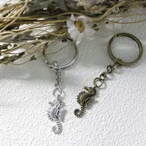 Porte-clés Hippocampe Frisé Côtelé en Alliage Bronze Antique, Accent Nautique, Cadeau pour Étudiants en Biologie Marine - Product Image 3