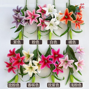 Fleur de soie Lily à trois têtes, tige courte, réaliste, décoration de mariage à domicile, style moderne - Product Image 1
