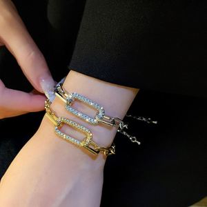 สร้อยข้อมือแบบโซ่กระดาษเคลือบทองคำแท้ 18k ประดับเพชรคิวบิกเซอร์โคเนียทรงสี่เหลี่ยมผืนผ้า สร้อยข้อมือแบบปรับได้ - Product Image 1