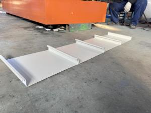 เครื่องขึ้นรูปลอนหลังคาแนวตั้งแบบพกพา คุณภาพสูง คุ้มค่า ปรับได้ พร้อมมอเตอร์ในตัว สำหรับงานหลังคาโลหะนอกสถานที่ - Product Image 6