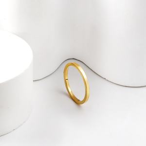 Anillo de Acero Inoxidable Chapado en Oro Personalizado por el Fabricante, Anillo de Boda Clásico para Mujer - Product Image 5