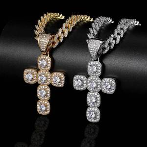 Pendentifs croix en moissanite baguette grande taille personnalisés, sertis à griffes en argent 925, style streetwear urbain robuste, pour hommes, avec chaînes de rappeur 'Iced Out' - Product Image 3