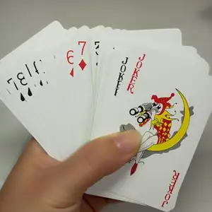 Le fabricant fournit des cartes à jouer personnalisées, un jeu de cartes en PVC