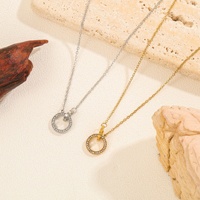 Collier minimaliste en acier inoxydable à double anneau avec pendentif géométrique serti de diamants et design à double anneau entrelacé