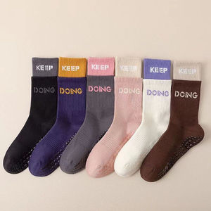 Chaussettes de yoga antidérapantes professionnelles neuves avec logo OEM, chaussettes de Pilates, chaussettes mi-mollet, chaussettes de sport mi-longues, chaussettes de sol de couleur unie - Product Image 1