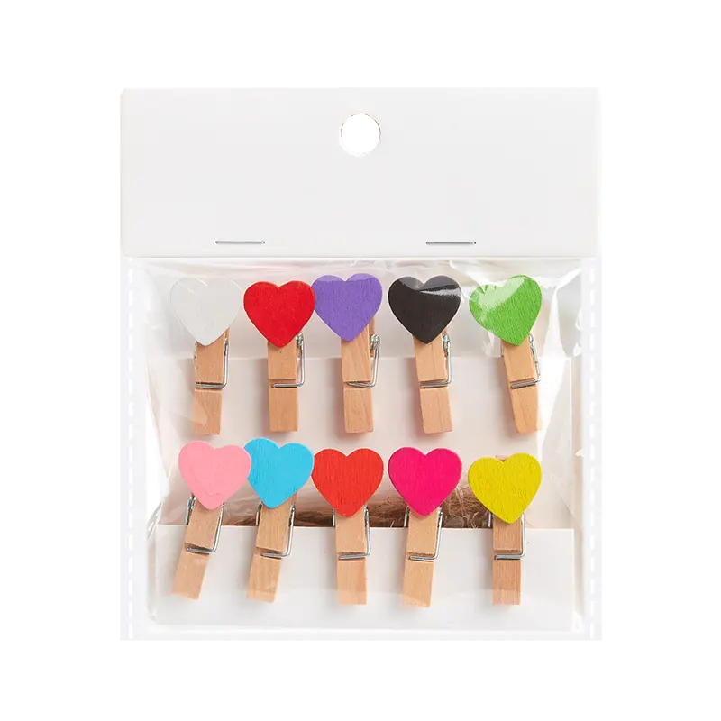 Pinces à linge en bois en forme de coeur coloré Photo décoration artisanat pince en bois