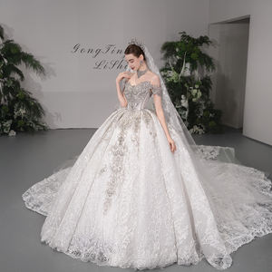 Vestido de Novia Moderno GT158 con Escote Corazón, Bordado, Lentejuelas, Cuentas de Cristal, Cola Capilla, 100% Poliéster y Encaje - Product Image 6