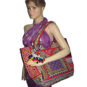 Bolso de hombro estilo bohemio afgano Banjara de terciopelo con bordado, cierre de cremallera y forro de seda - Product Image 6