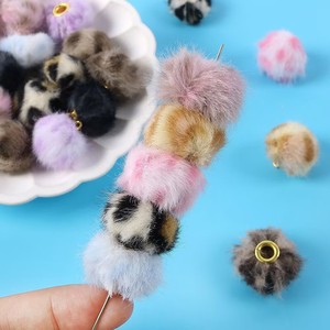 Cuentas de felpa con estampado de leopardo y orificio metálico redondo para accesorios de joyería DIY para la fabricación de pendientes - Product Image 2