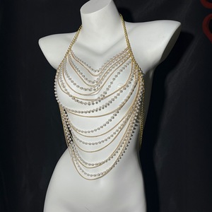 Chaîne de corps en métal rose perlé faite à la main, idéale pour le carnaval 2026, les mariages, les raves, comme bijou de soutien-gorge ou bralette pour la plage et les boîtes de nuit - Product Image 3