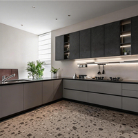 Cuisine en L multifonctionnelle sur mesure avec lave-vaisselle et plaque de cuisson intégrés pour les maisons familiales, finition beige clair