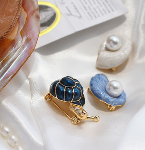 エレガントなブローチ小さなコンクエナメル天然淡水パールシェル子供用おしゃれなコサージュ結婚式用ギフト合金 - Product Image 5