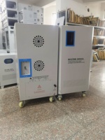 Stabilisateur de tension triphasé 30 kVA SVC, régulateur de tension à commande servo-moteur AC en cuivre avec protection contre les courts-circuits