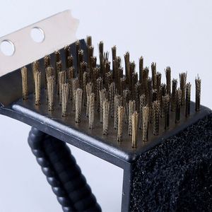 Brosse de nettoyage de grille de barbecue personnalisée avec manche de luxe et grattoir pour un nettoyage sûr des grilles - Product Image 2