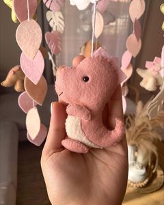 Dinosaure bébé <span class=keywords><strong>mobile</strong></span> rose dino berceau suspendu kit bas quantité minimale de commande <span class=keywords><strong>jungle</strong></span> <span class=keywords><strong>animaux</strong></span> doux polyester remplissage feutre bois <span class=keywords><strong>mobile</strong></span> pour fille - Product Image 2