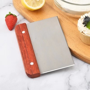 Grattoir d'établi polyvalent <span class=keywords><strong>en</strong></span> acier inoxydable Coupeur de pâte de <span class=keywords><strong>cuisine</strong></span> avec manche <span class=keywords><strong>en</strong></span> <span class=keywords><strong>bois</strong></span> pour pain et pâte à pizza - Product Image 4