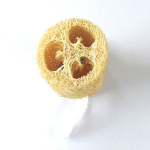 Esponja de lufa natural con asa para colgar, para limpiar platos y exfoliar el cuerpo. - Product Image 2
