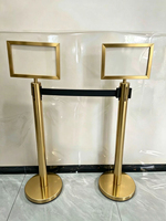 Poteau de signalisation en acier inoxydable doré avec porte-panneau A4 et barrière de file d'attente rétractable à ceinture noire pour hôtels, banques et expositions