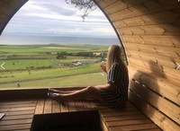 Cabine de sauna extérieure de style igloo avec véranda ouverte, sauna en bois naturel pour 4 à 6 personnes avec toit en bardeaux d'asphalte pour jardin