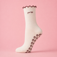 Chaussettes antidérapantes personnalisées pour femmes, chaussettes à volants, chaussettes de pilates avec logo brodé personnalisé
