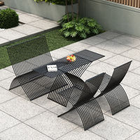 Table et chaise pliantes d'extérieur en fer forgé, style nordique moderne et minimaliste, pour cour communautaire, café, balcon, ambiance décontractée en plein air