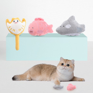 ของเล่นแมวแบบใหม่น่ารัก รูปปลาทะเล ทนทานต่อการกัด ของเล่นตุ๊กตาแบบอินเทอร์แอคทีฟสำหรับลูกแมว - Product Image 1