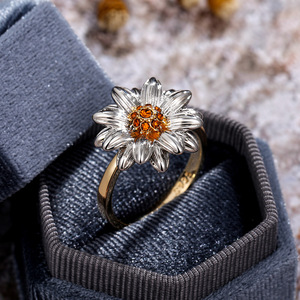 Anello da Donna con Motivo Floreale Margherita e Girasole, Elegante Bicolore, Gioiello Regolabile in Lega, Stile Moderno - Product Image 3