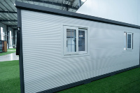 Casa Contenedor Plegable y Expandible de Diseño Nuevo, Blanca, Aislada, Prefabricada, con Baño y Cocina para Uso Residencial