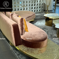 Canapé d'angle en velours courbé de luxe, revêtement rose-brun, base en métal doré texturé et sculpté, grand canapé pour salon de villa