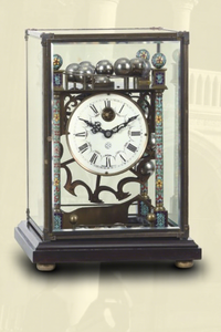 <span class=keywords><strong>Horloge</strong></span> à balancier à visibilité de la bille en chute libre, cadran en émail de porcelaine et laiton antique Cloisonné, avec base standard - Product Image 1